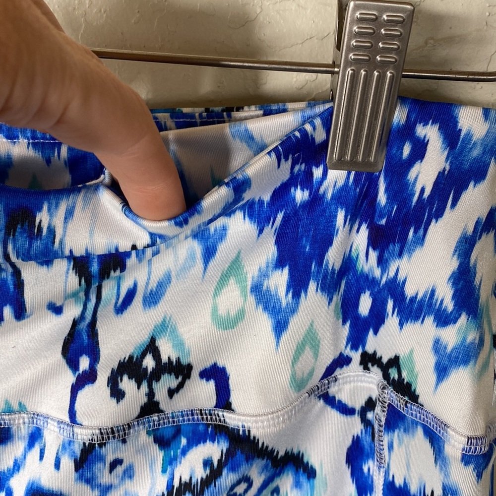 Cali Active Leggings w meadow pockets and inside hidden pocket - Picture 3 of 6